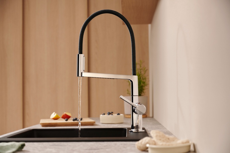 桌子上的镜子中度可信度描述已自动生成