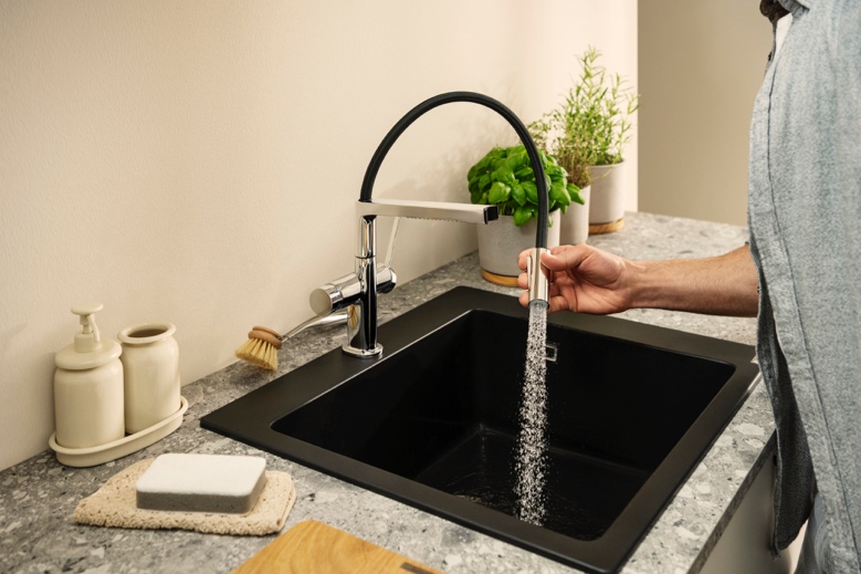 人站在厨房里中度可信度描述已自动生成