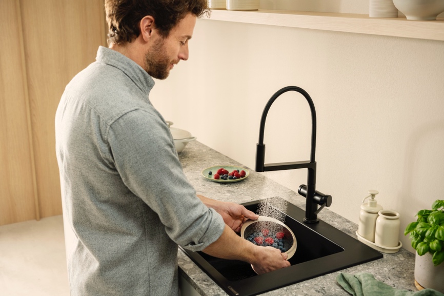 男人站在厨房里做饭描述已自动生成