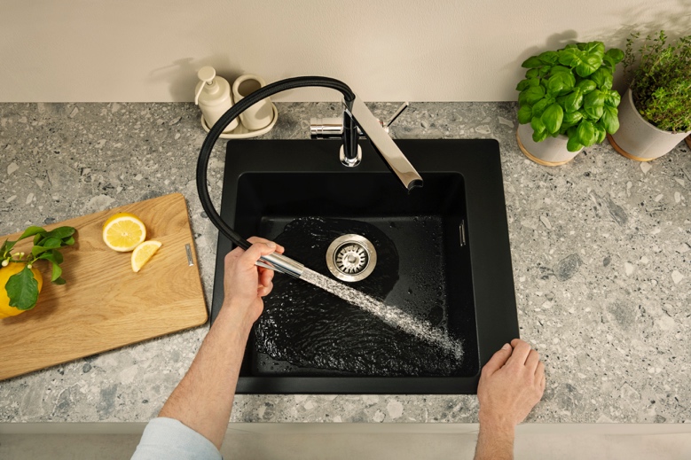 图片包含 人, 室内, 切, 男人描述已自动生成