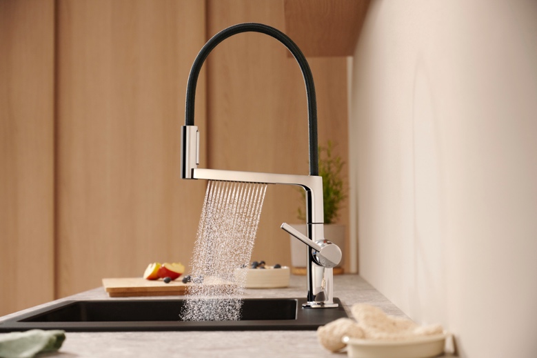 厨房的摆设布局中度可信度描述已自动生成