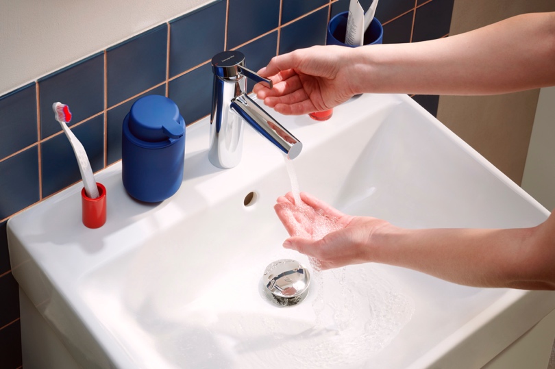 图片包含 人, 室内, 女人, 桌子描述已自动生成