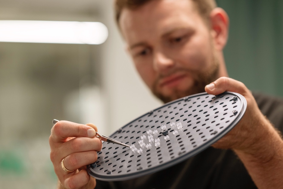 图片包含 人, 男人, 女人, 体育描述已自动生成