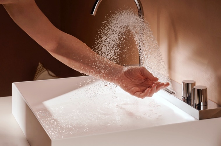 人在切蛋糕低可信度描述已自动生成