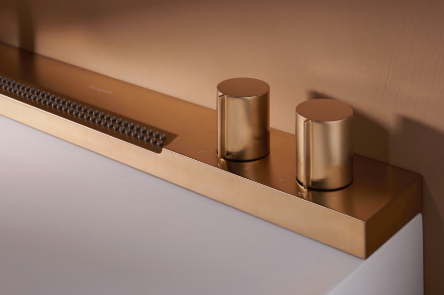 桌子上的电子产品中度可信度描述已自动生成